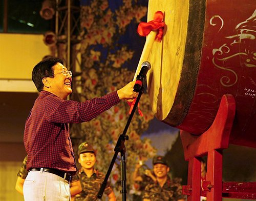 Thứ trưởng Bộ VHTTDL Vương Duy Biên đã đánh tiếng trống khai mạc Ngày hội “Hương sắc vùng cao tại Hà Nội 2016”. Ảnh: Thế Công 